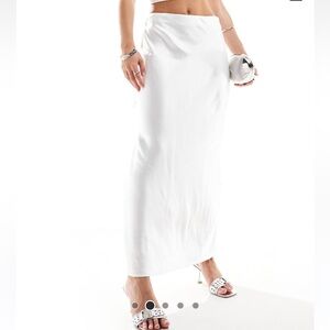 4th & Reckless Petite exclusive satin maxi skirt in white
US 6/EU 38